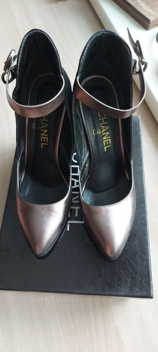 Продаю женские туфли