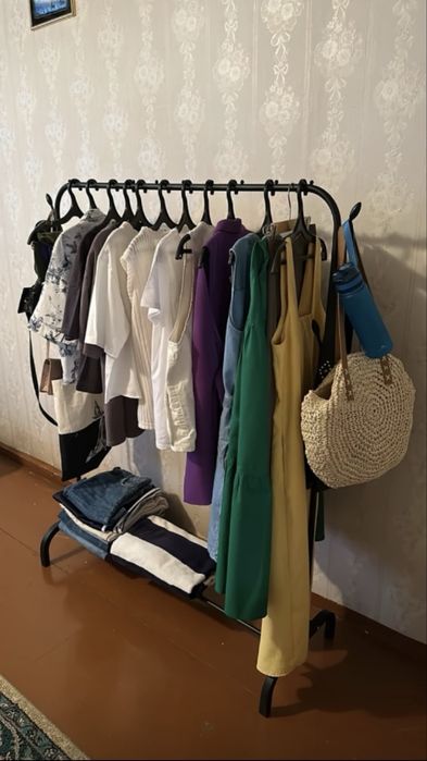 Металлическая вешалка с полкой для обуви