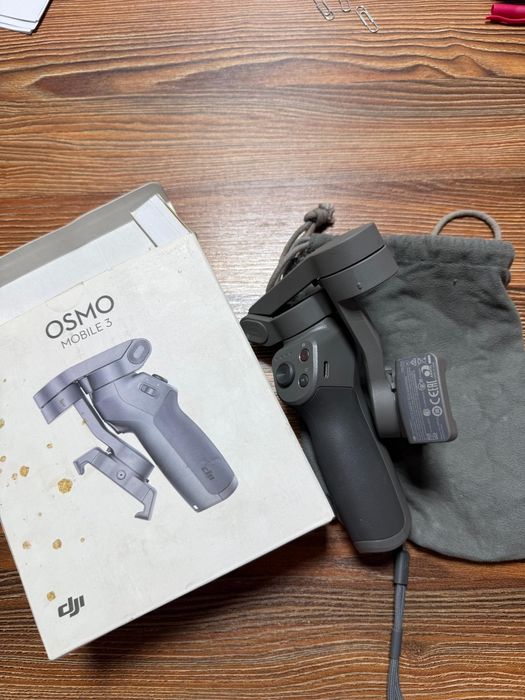 Стабилизатор DJI Osmo Mobile 3 для смартфонов.