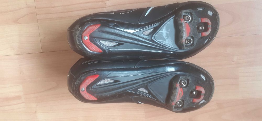 Vand o pereche de pantofi barbatesti pentru ciclism stradal, marca Northwave, stare foarte buna, marimea 42