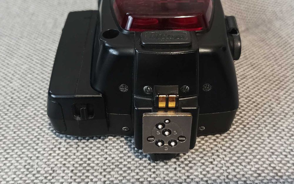 Светкавица Nikon SB-800 + приставката за 5-та батерия + 5 бр. батерии