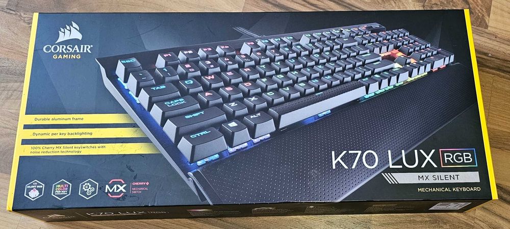 Геймърска Клавиатура Corsair K70 Lux RGB, пад MM600 подарък