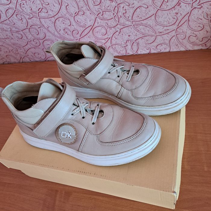 Кроссовки осенние , имеется доставка