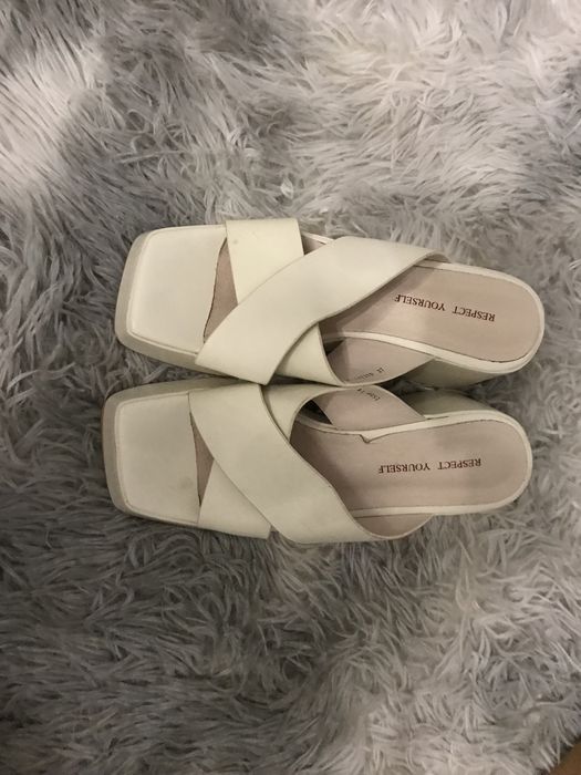 Продам 2 пары обуви