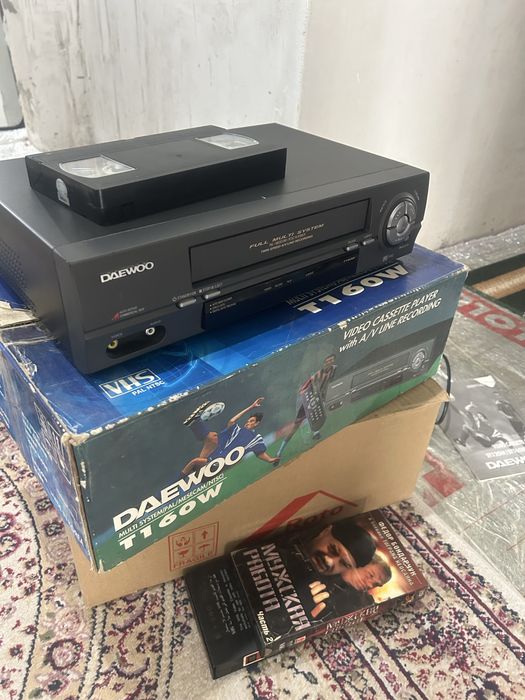 Видеомагнитофон 5000 тг кассетный.