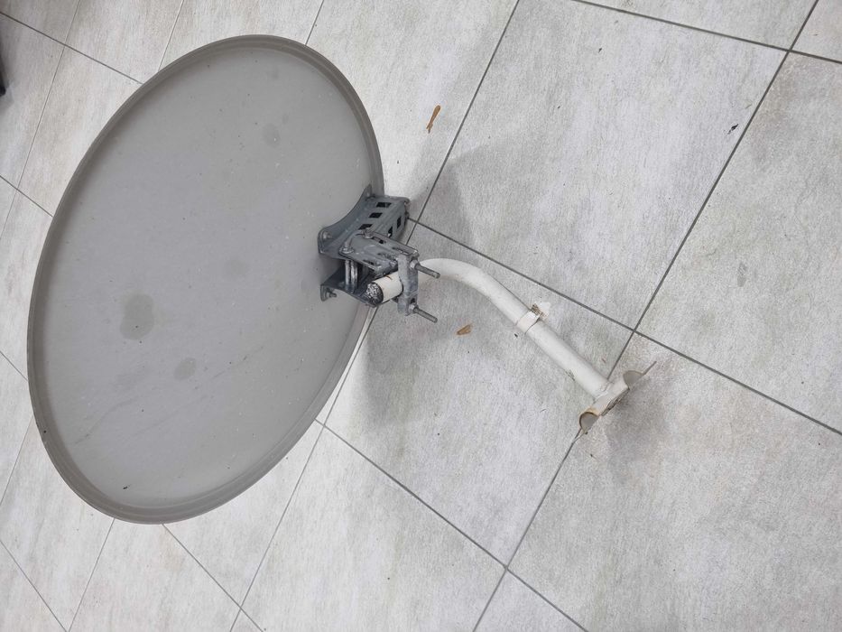 Сателитна чиния с два канала