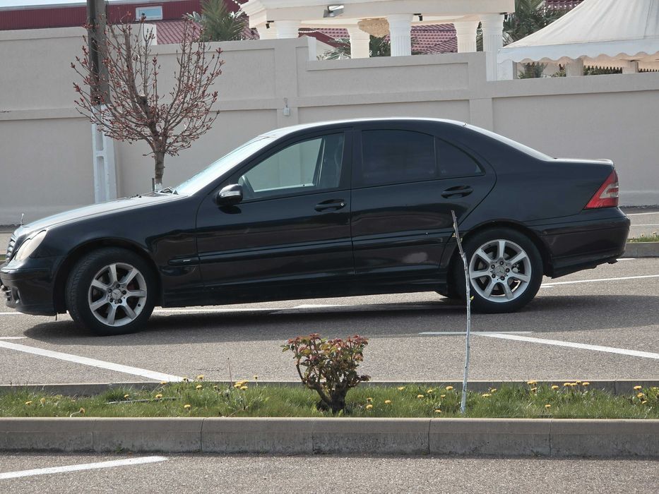 Vând Mercedes-Benz C220 CDI