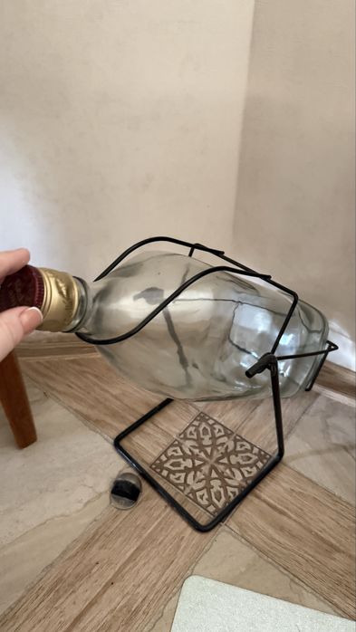 Бутылка на качелях