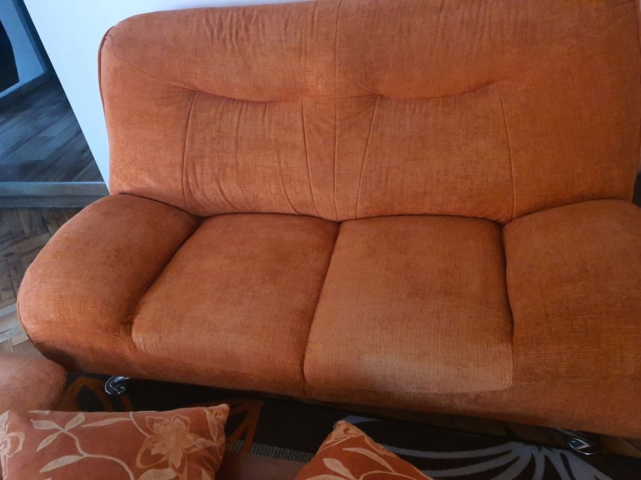 Продавам диван двойка и табуретка-оранжеви