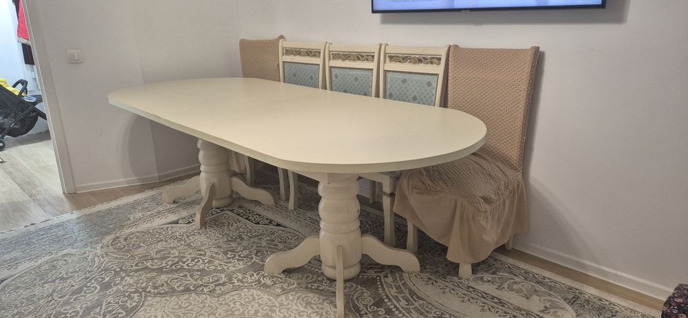 Стол со стульями