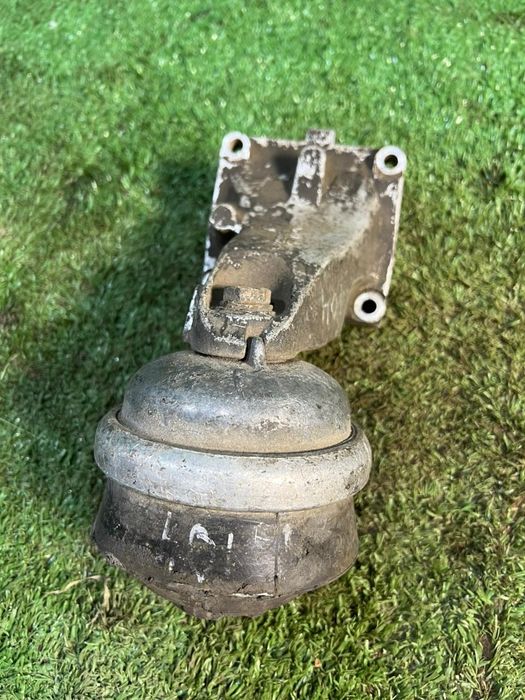 Подушка опора двигателя Мерседес Мерс е320 104 е280 Mercedes e280 e320