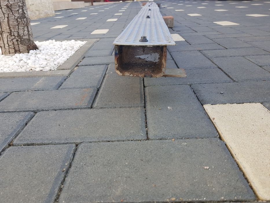 Rigola cu gratar de scurgere a apelor meteo