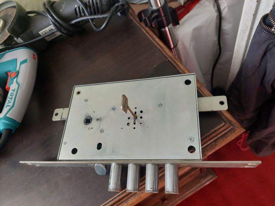 Метална врата с каса 195/82