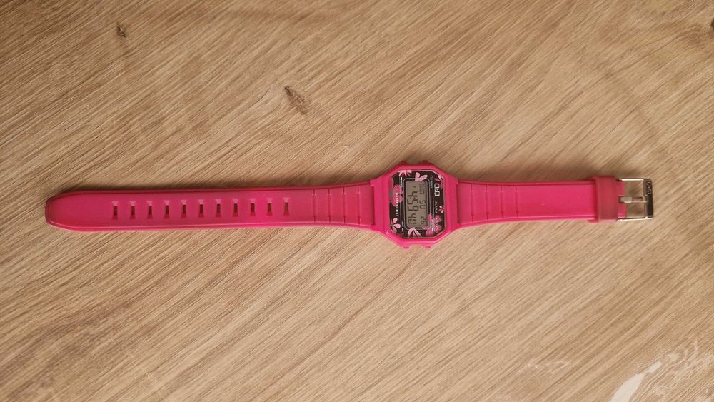 QiQ Дамски цикламен часовник