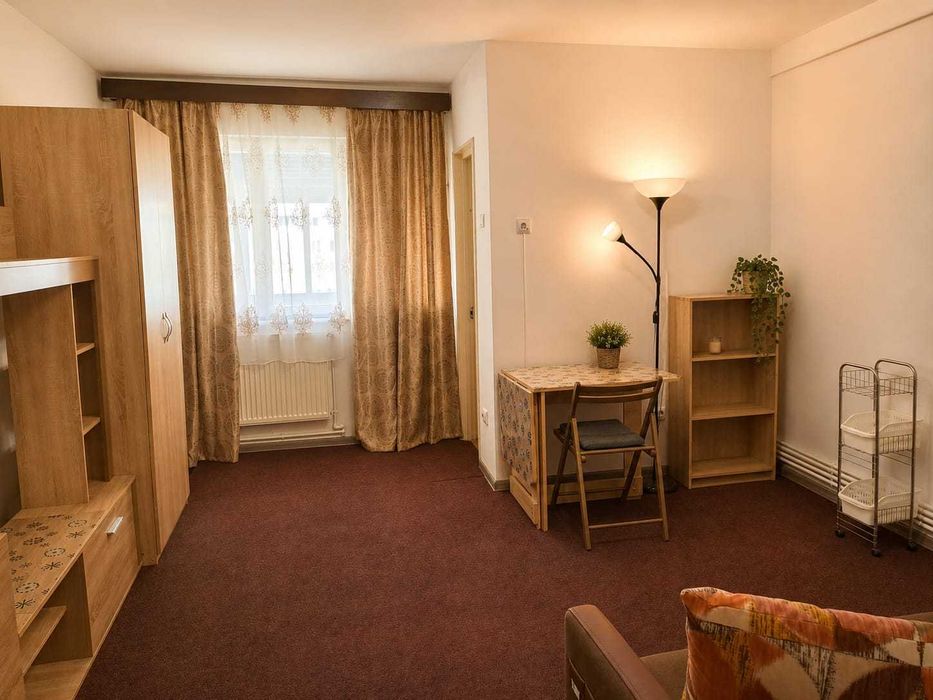 Garsoniera de inchiriat in oras Hunedoara, zona centrala, mobilata si utilata complet, 190 euro (1000 lei) luna