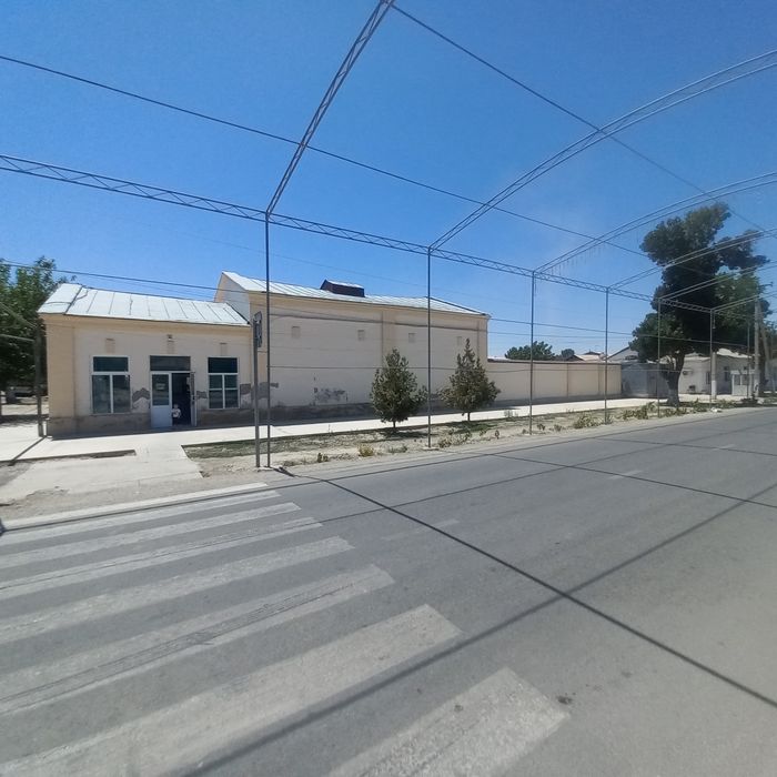 Eski shaxar Karmana  markazidan  bino sotiladi xoxlagan biznes joy