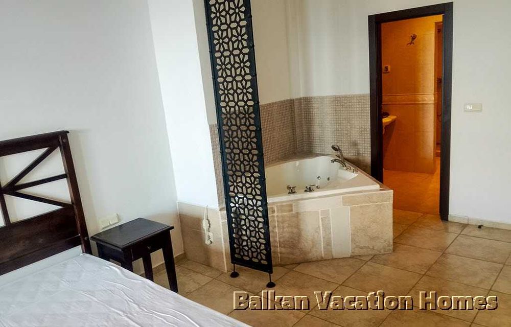 Тристаен апартамент в затворен комплекс до плажа в Обзор