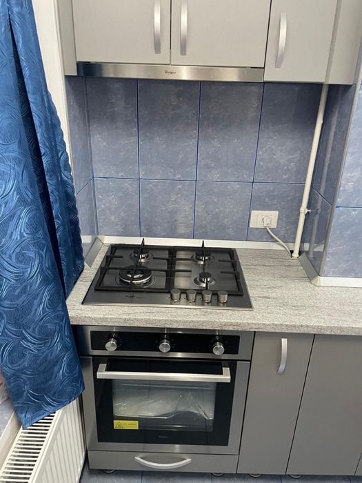 închiriez garsoniera