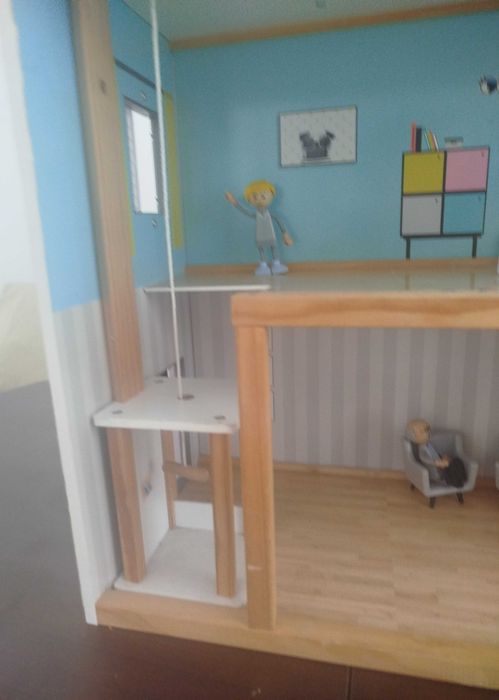 Продавам дървена къща за кукли на три етажа