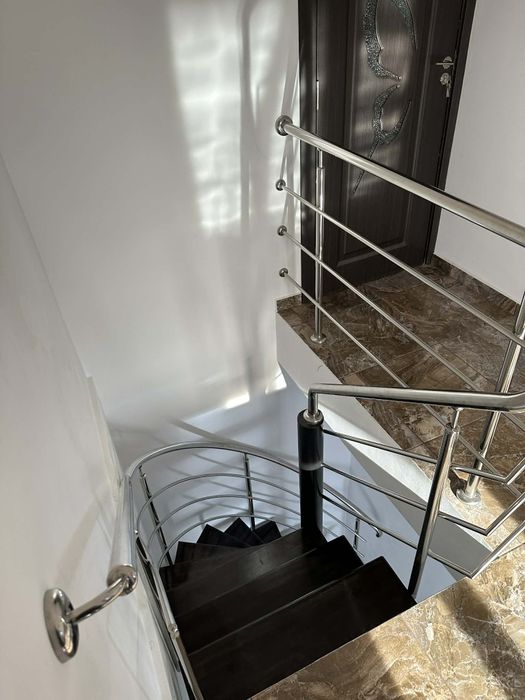 Vând scara interioară cu stâlp central și mâna curenta din inox. 
Scar