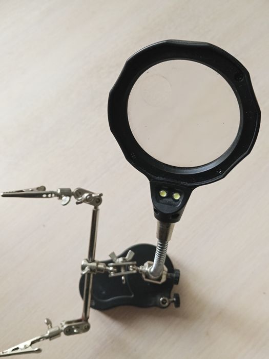 Лупа с "третьей рукой"