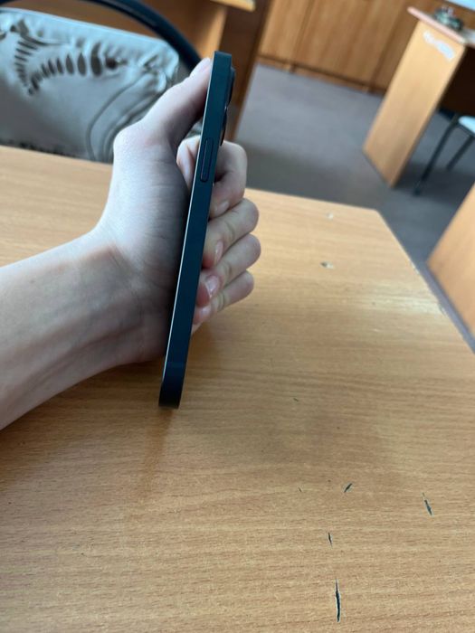 Продам срочно 13 айфон