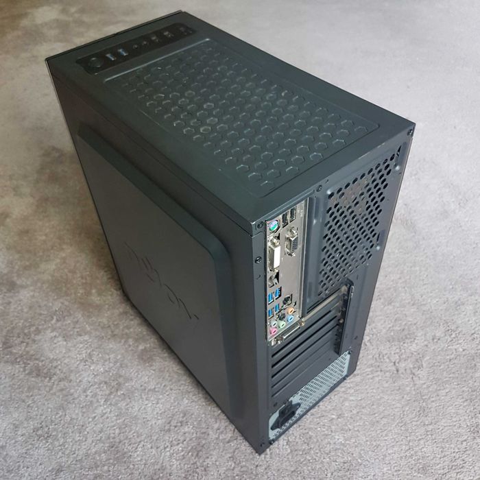 PC desktop cu carcasa RGB n'Joy