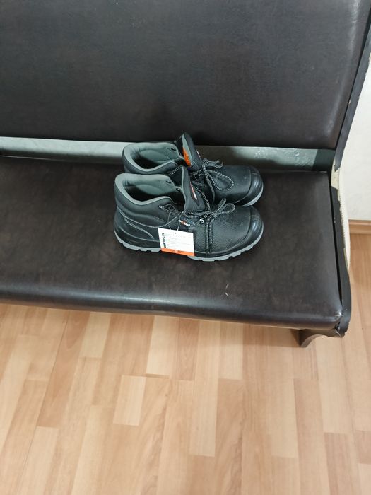 Продам рабочие ботинки