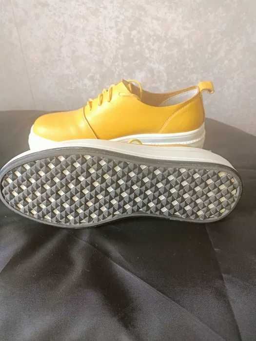 Продам кроссовки