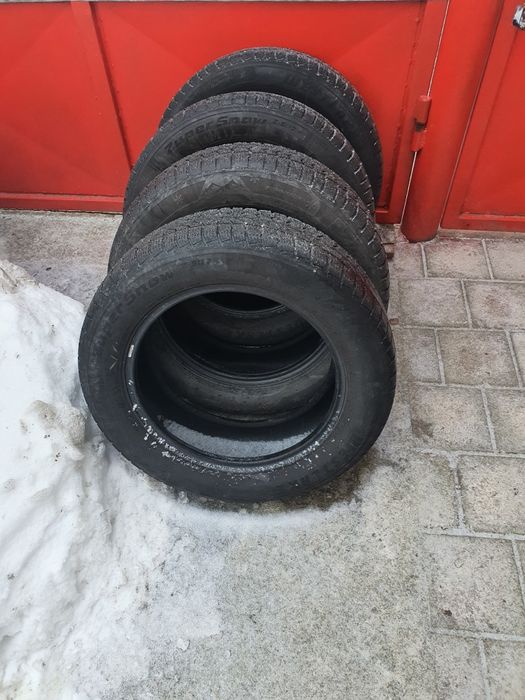 Vând anvelope iarna 205/60/R16