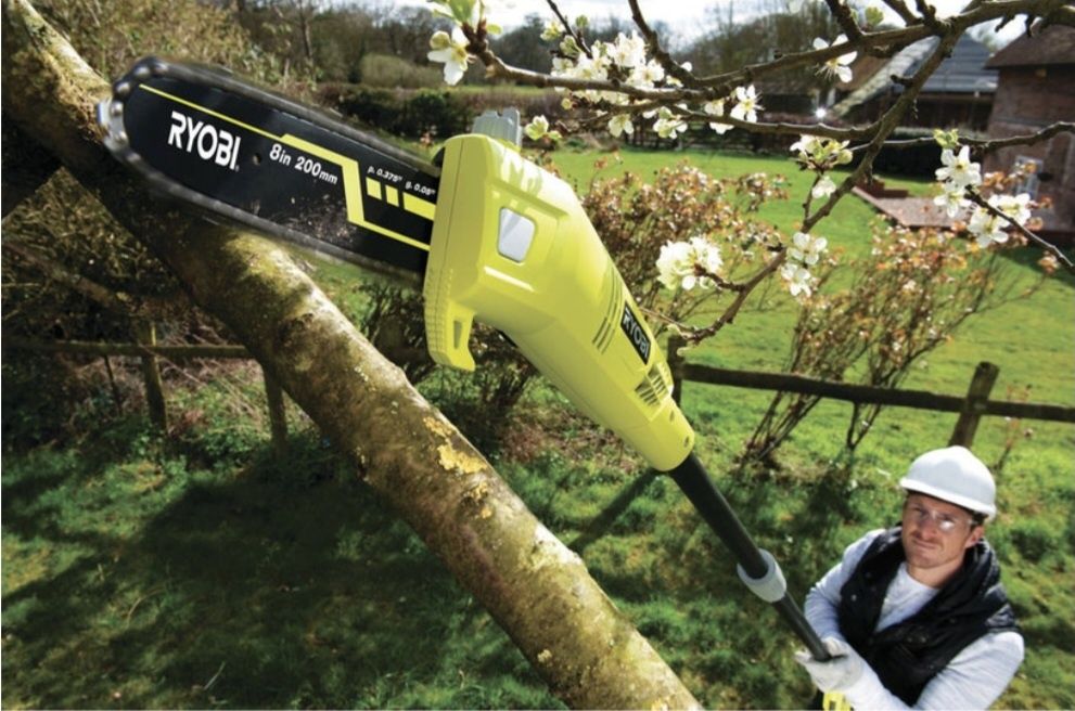 Телескопичен електрически трион/кастрачка за клони Ryobi RPP750S (750 W).
