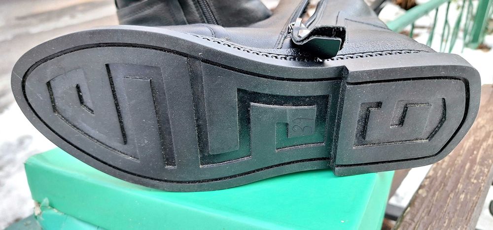 Продам зимние женские ботинки