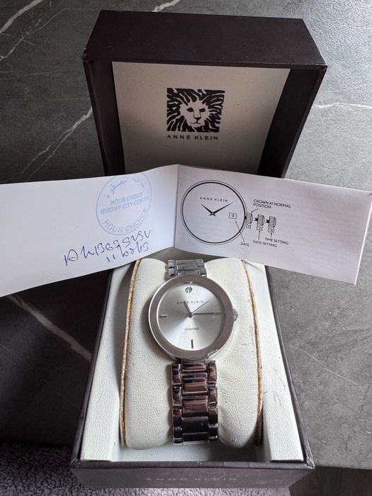 Ceas damă Anne Klein Diamond, argintiu, cu brățară metalică și cutie