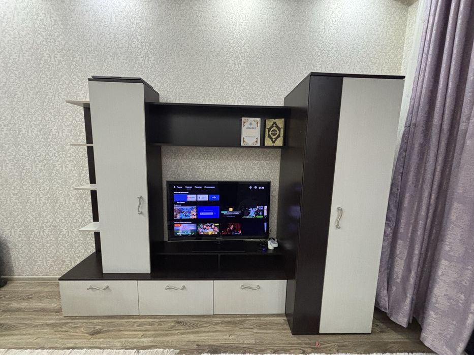 Телевизор и шкаф для гостиной
