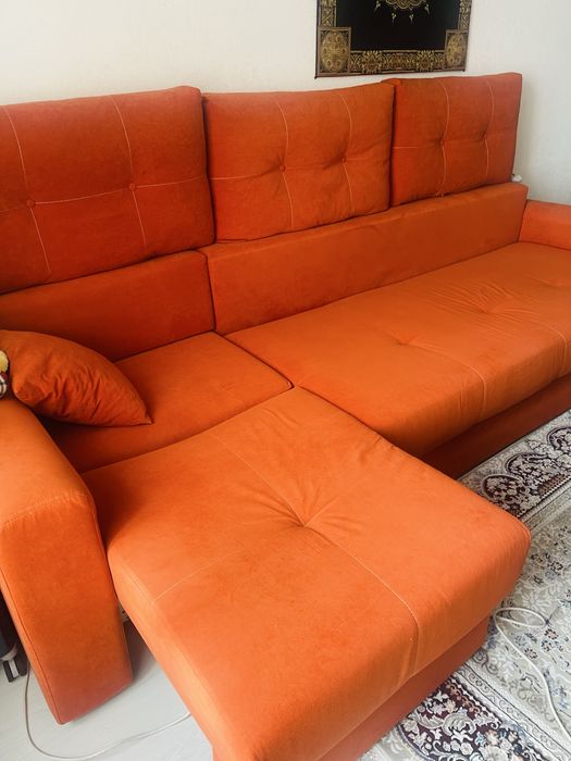 Продам диван оранжевый