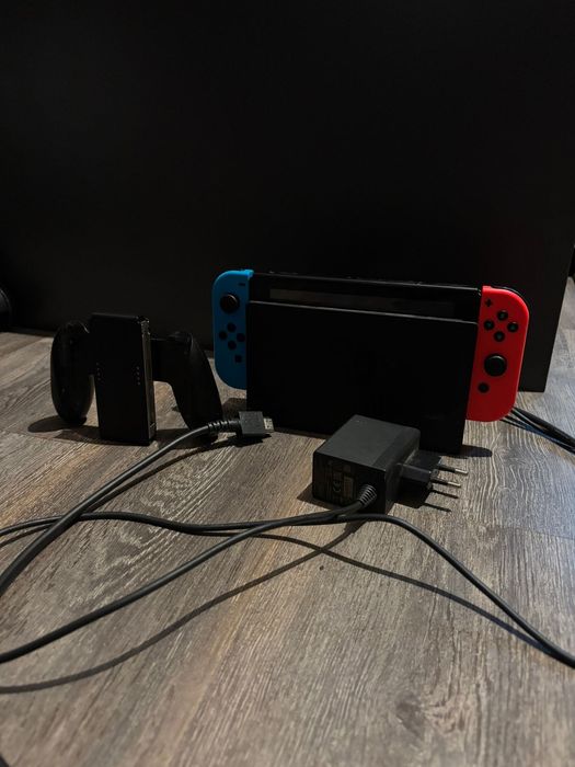 Nintendo switch 1 cu o consola.