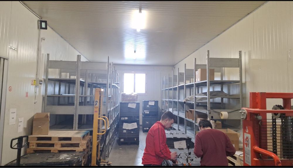 Vand rafturi zincate  de arhiva la cel mai bun pret