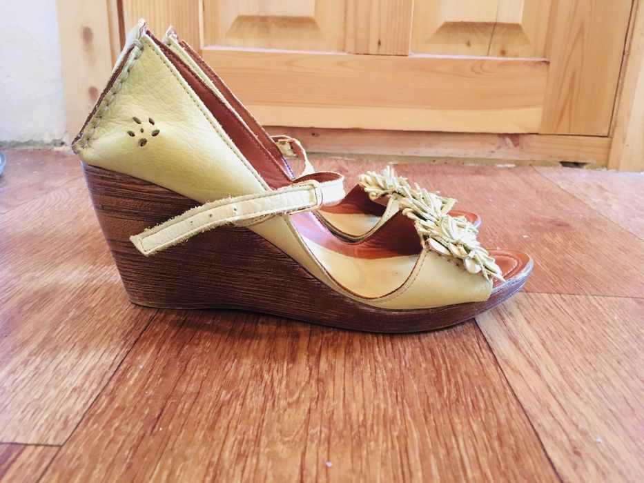 Босоножки на танкетке