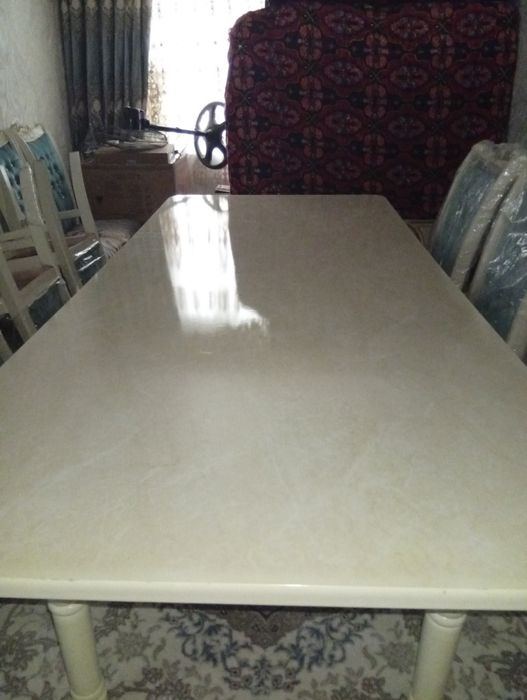 Mehmonxona uchun stol sutul