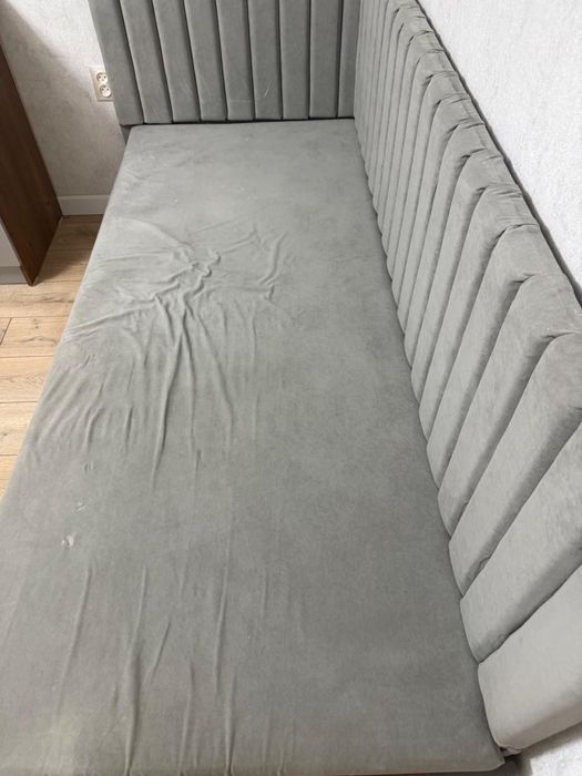 Продается шкаф и кровать.