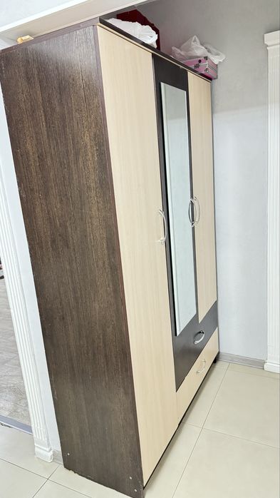 Продам шкаф с зеркалом