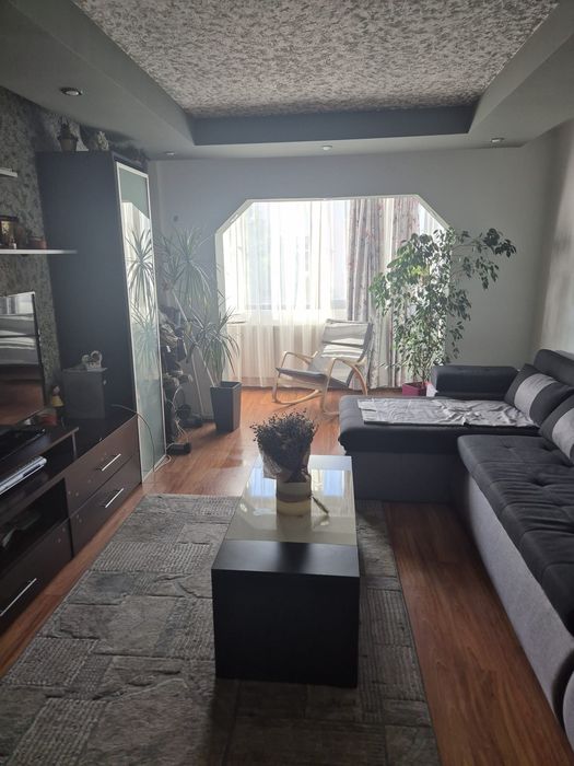 Vand apartament 3 camere, in zona Rovine