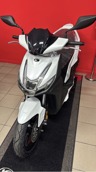 Scuter de inchiriat Kymco 50 cc/125cc.