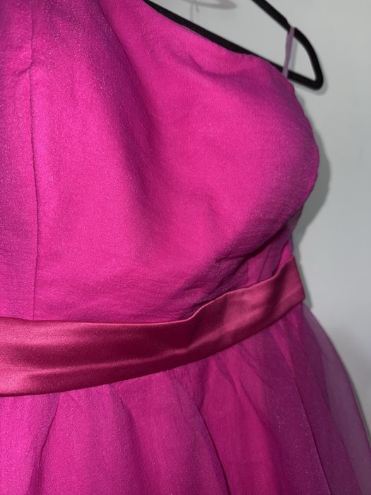 Rochie fucsia cu crepeu pe partea stanga