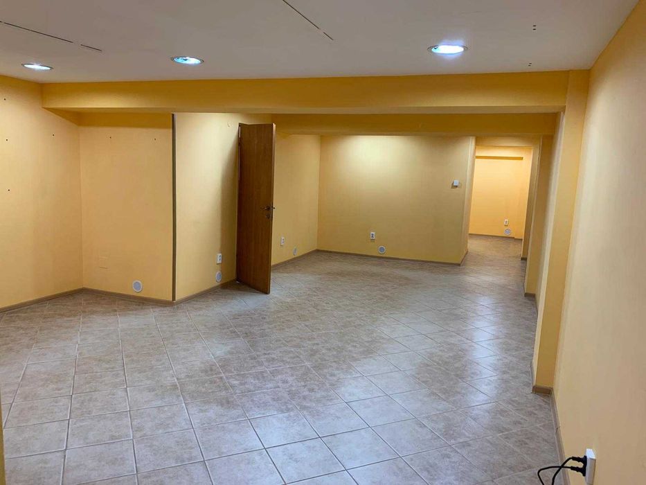 Spatiu comercial/birou ultracentral vizavi de magazinul Sugas demisol