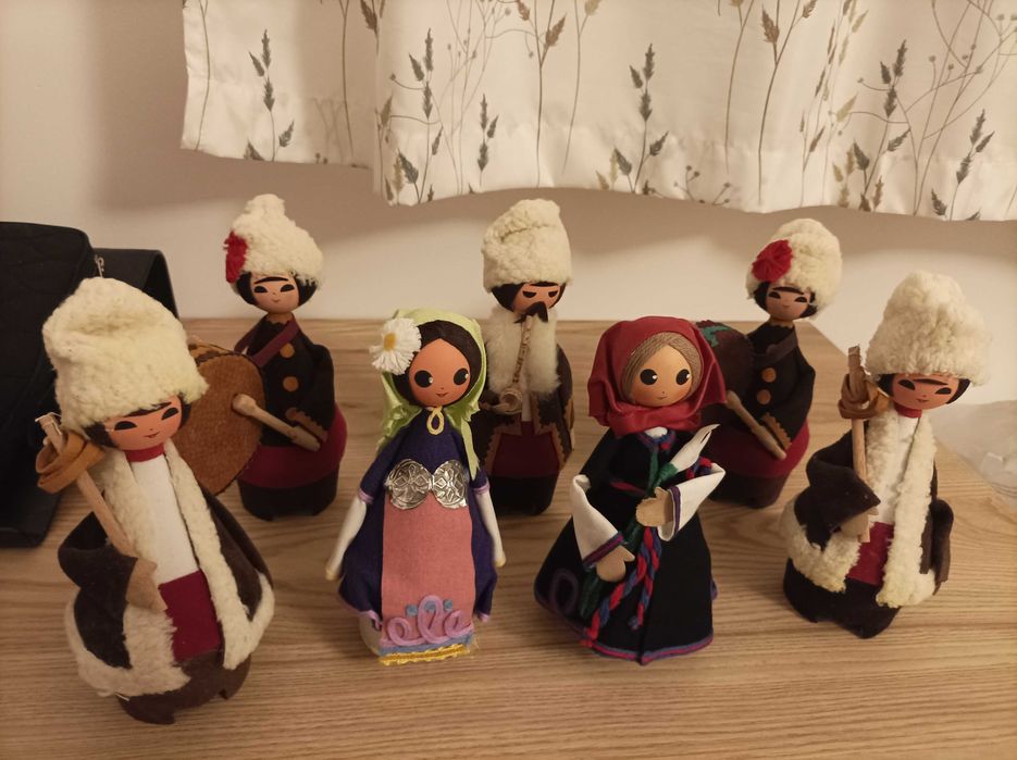 Стари сувенирни кукли в носии