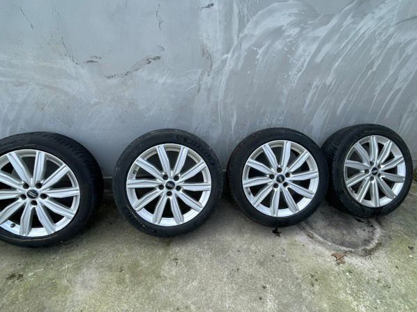 Vând jenți cu cauciucuri michelin si continental audi