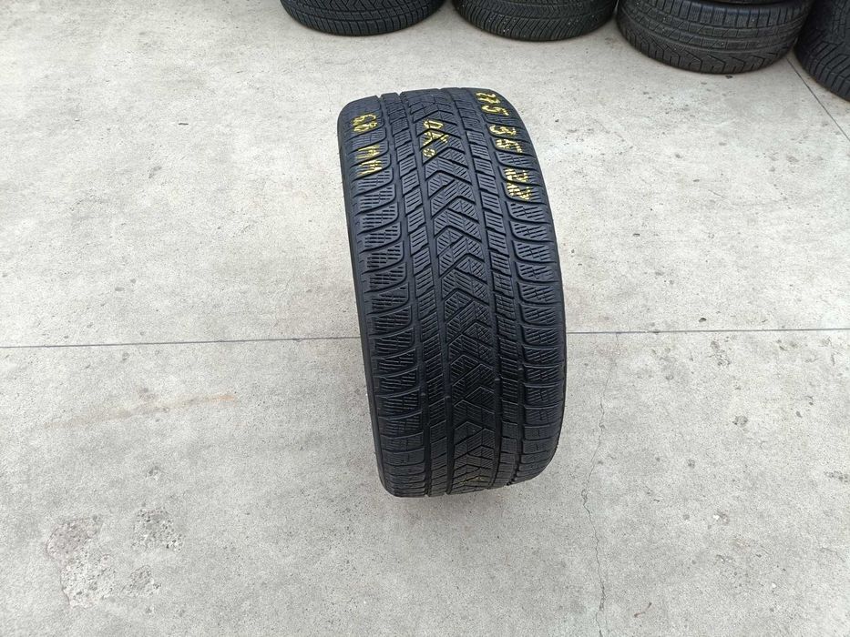 O anvelopa iarna 275 35 22 pirelli scorpion winter profil de 6,8 mm