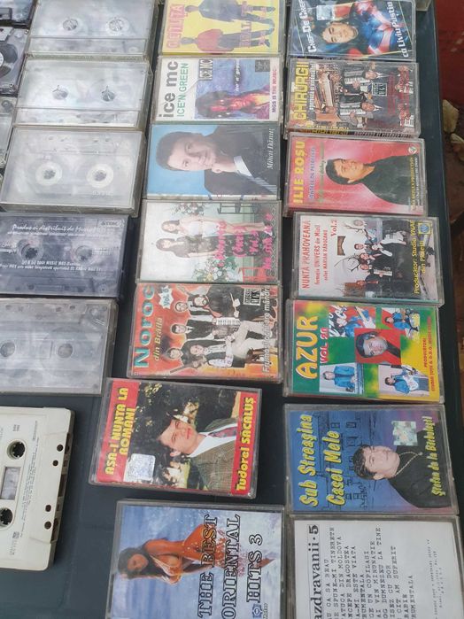 Vând casete audio vechi