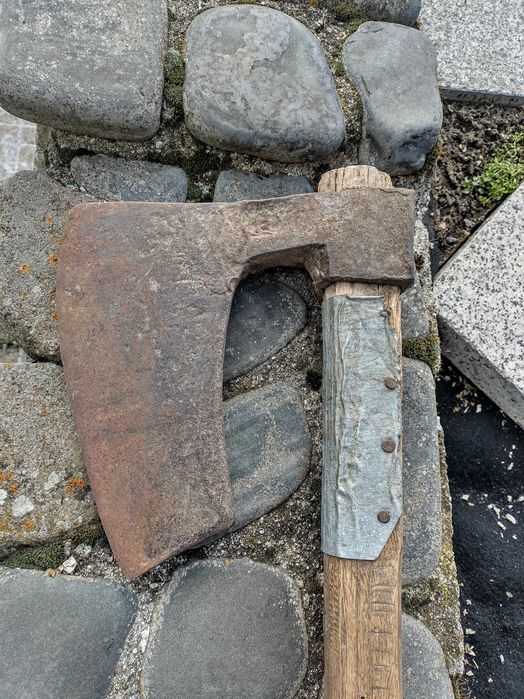 Огромна стара брадва за колекция